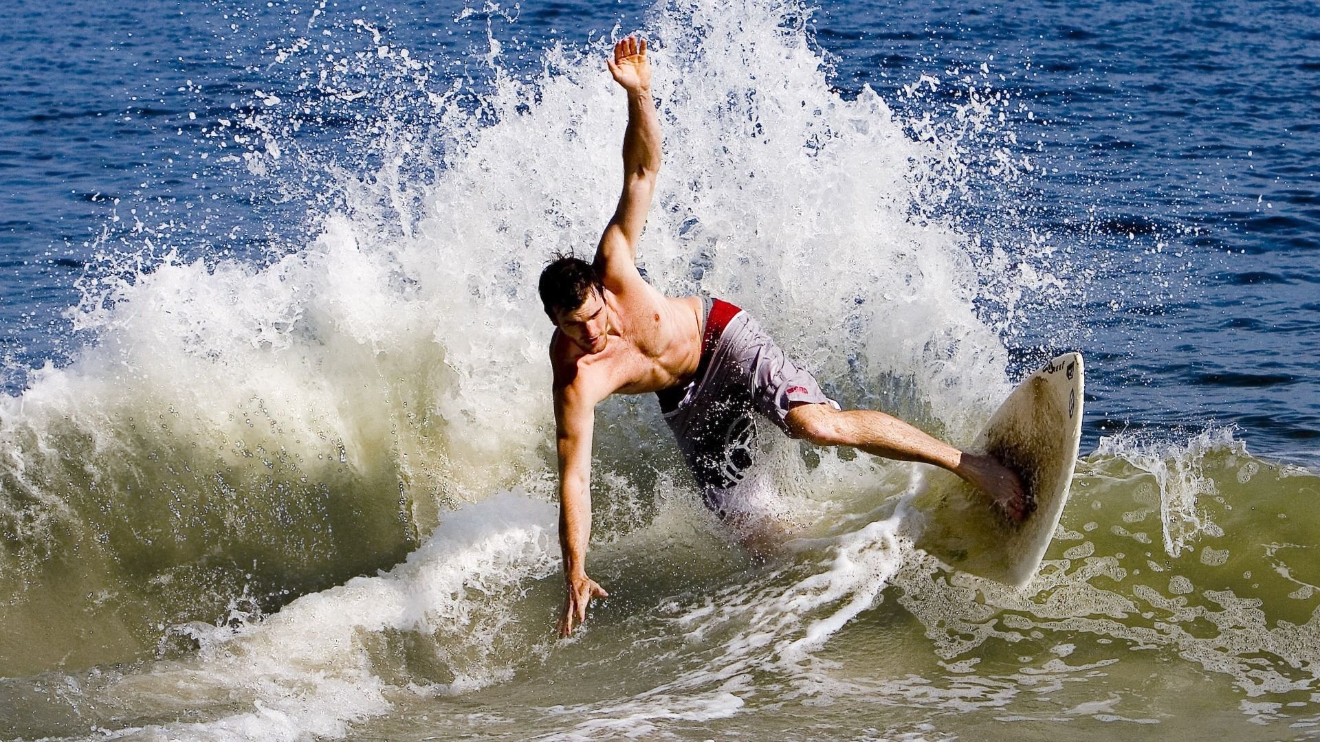 “篮球+健康”公益项目在全国各地同步推动，增强青少年体魄，公益篮球的宣传语